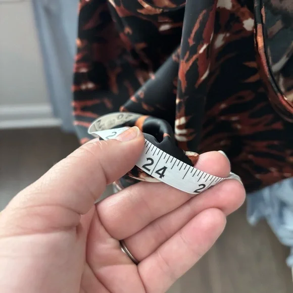 Banana Republic silk high neck top size large - Picture 6 of 7